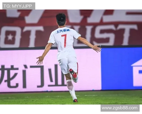 恒大客场战胜上港，继续引领中超积分榜，稳坐榜首位置